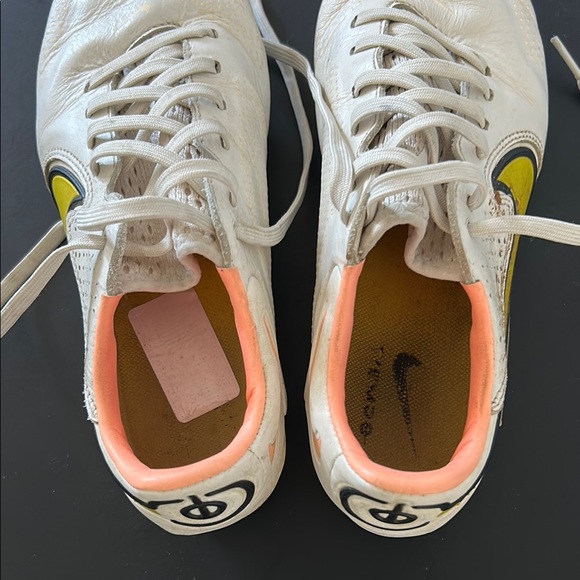 Nike Tiempo Girls Cleats - EUC - Size 4.5 - Picture 5 of 7